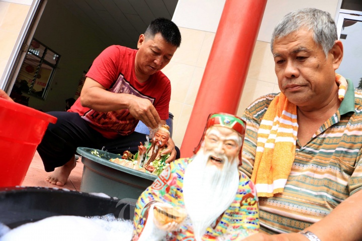 Sambut Imlek Umat Tri Dharma Bersihkan Klenteng Low Lie Bio