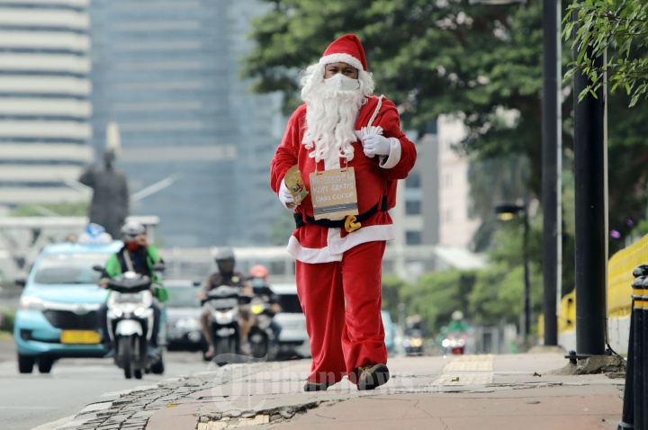 Sambut Natal Santa Claus Bagikan Kopi Gratis