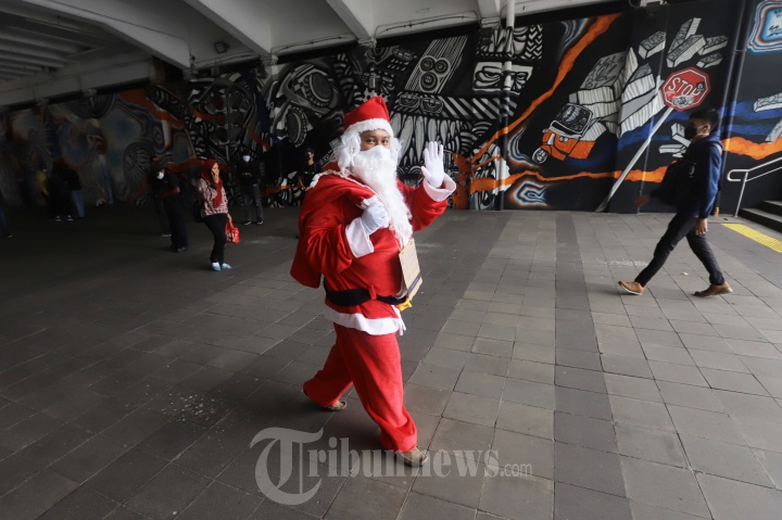 Sambut Natal Santa Claus Bagikan Kopi Gratis