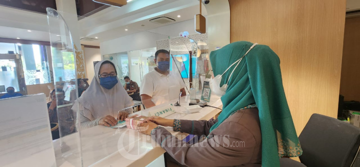 Samin Bersama Istri Membuka Tabungan Haji di BSI
