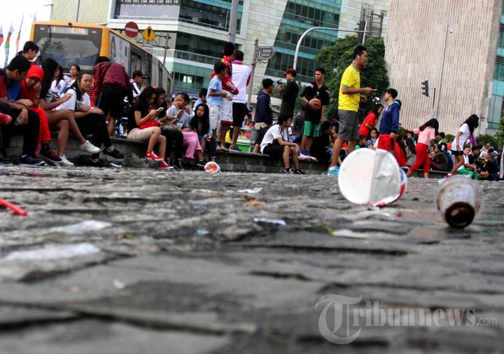 Sampah di Kolam Air Mancur HI