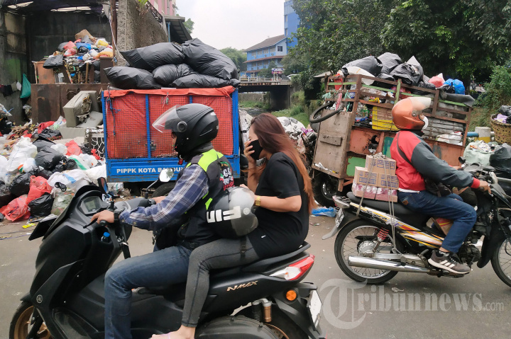 Sampah di TPS Pasar Ancol Menumpuk