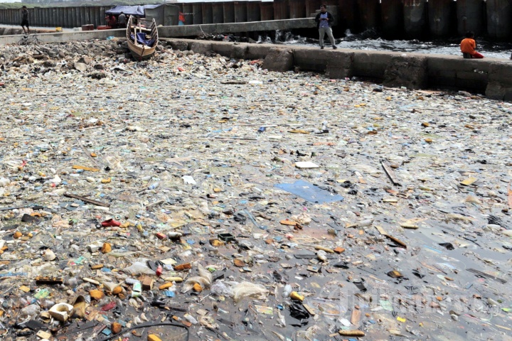 Sampah Plastik Cemari Laut Jakarta