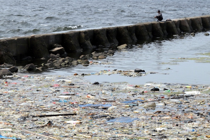 Sampah Plastik Cemari Laut Jakarta