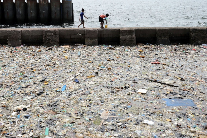 Sampah Plastik Cemari Laut Jakarta