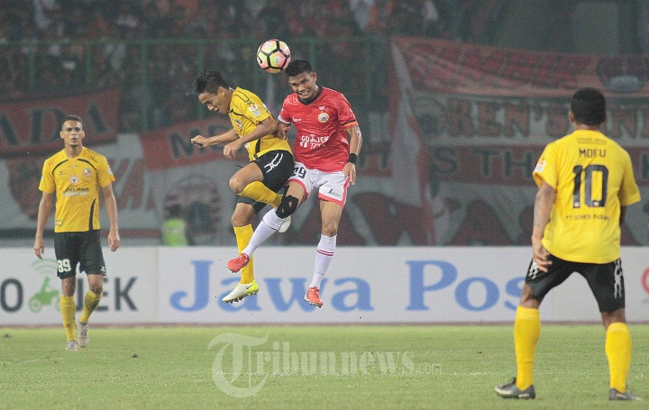 Sandi Berebut Bola Udara Dengan Pemain Semen Padang