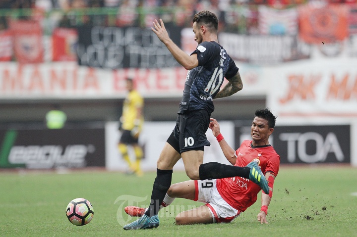Sandi Terjatuh Rebut Bola Marc Klok