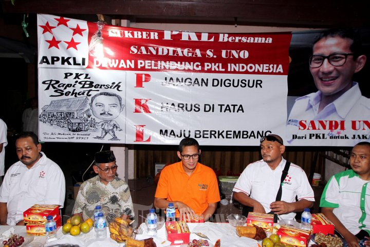 Sandiaga Uno Kunjungi PKL Pasar Rebo