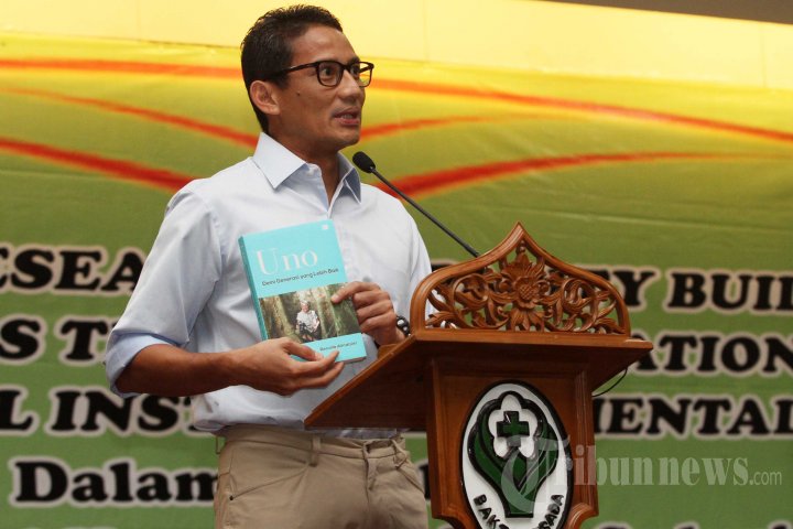 Sandiaga Uno Wakili Keluarga Terima Penghargaan