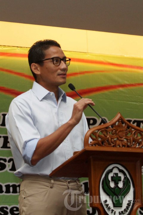 Sandiaga Uno Wakili Keluarga Terima Penghargaan