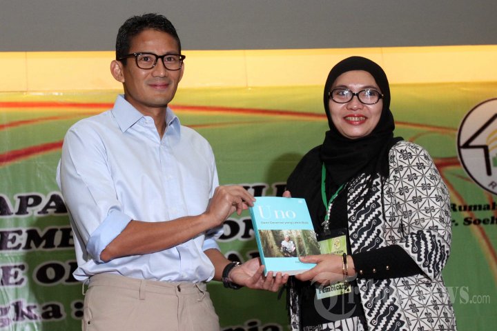 Sandiaga Uno Wakili Keluarga Terima Penghargaan