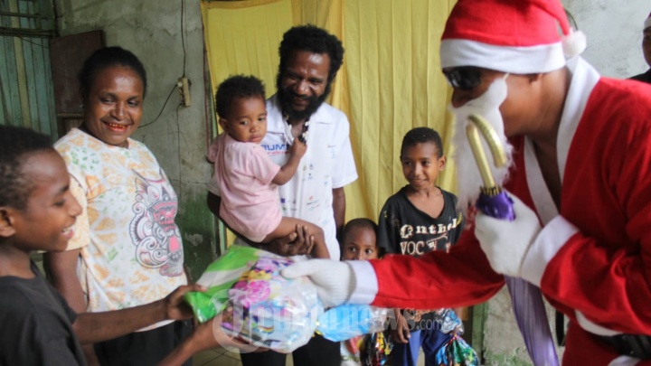 Santa Clause Yonif PR 328/DGH Bagi Hadiah Natal