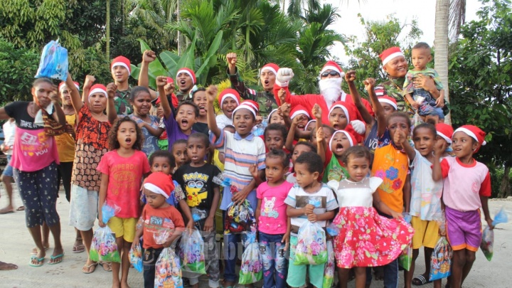 Santa Clause Yonif PR 328/DGH Bagi Hadiah Natal