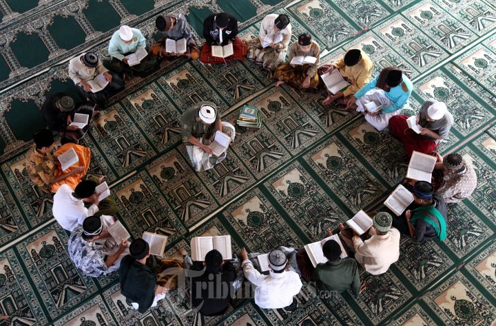 Santri Melakukan Tadarus di Masjid Nur At Taubah Bandung