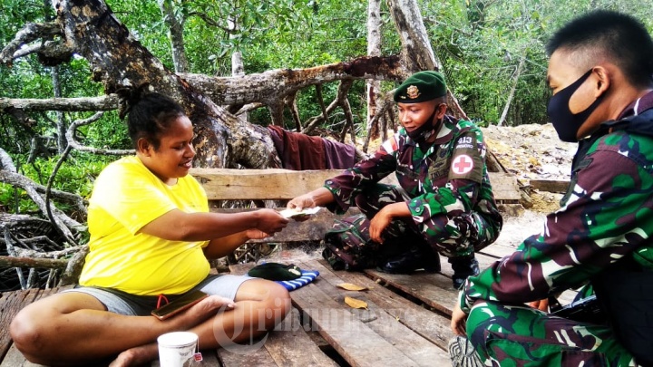Satgas Pamtas RI-PNG Yonif 413 Kostrad Gelar Pengobatan Keliling
