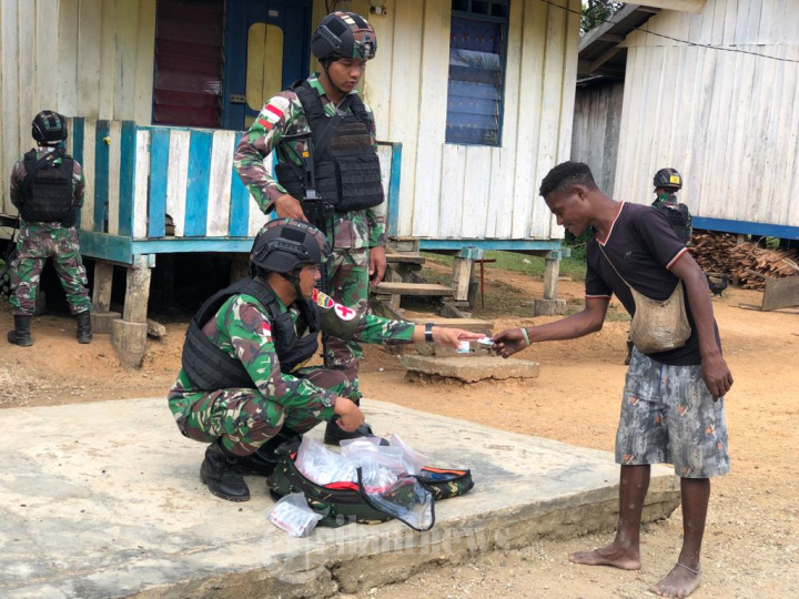 Satgas Pamtas Yonif 126/KC Berikan Pengobatan Keliling Kampung