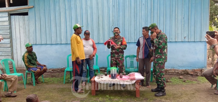 Satgas Yonif 125 Bagikan Bendera Merah Putih Kepada Warga Kampung Sota dan Toray