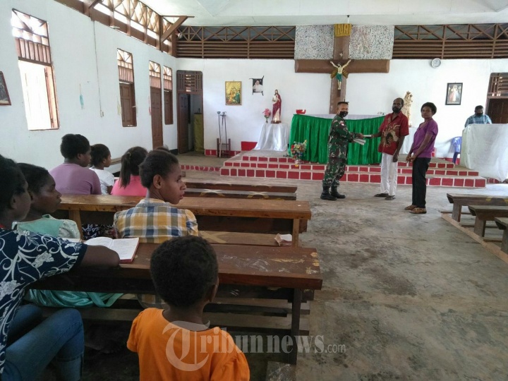 Satgas Yonif 125/Simbisa Bagikan Alkitab