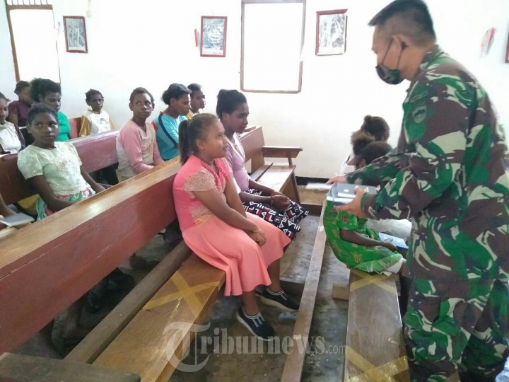 Satgas Yonif 125/Simbisa Bagikan Alkitab