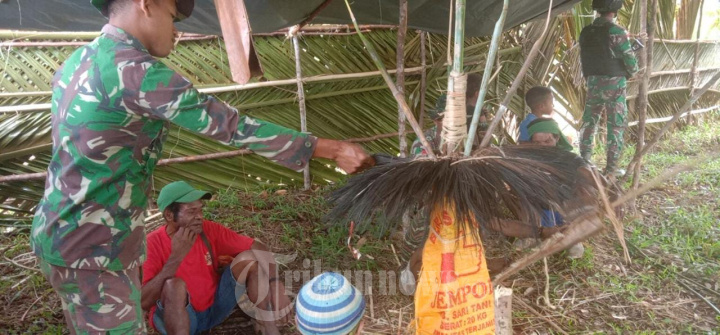 Satgas Yonif 126/KC Dampingi Warga Membuat Topi Khas Adat Papua