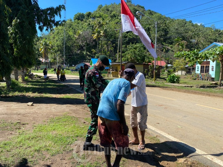 Satgas Yonif 413 Bremoro Pasang Bendera Merah Putih di Kampung Nafri