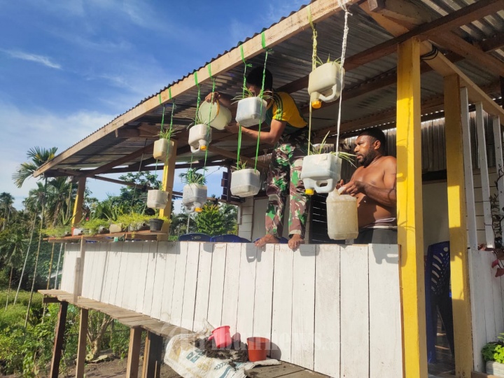 Satgas Yonif 413 Bremoro Ubah Jerigen Menjadi Pot Hias