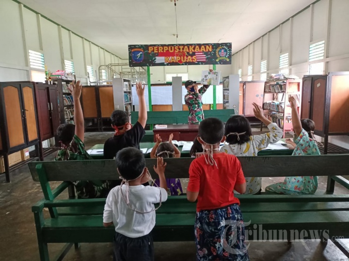 Satgas Yonif 642/Kapuas Dirikan Perpustakaan Mini Bagi Anak-anak