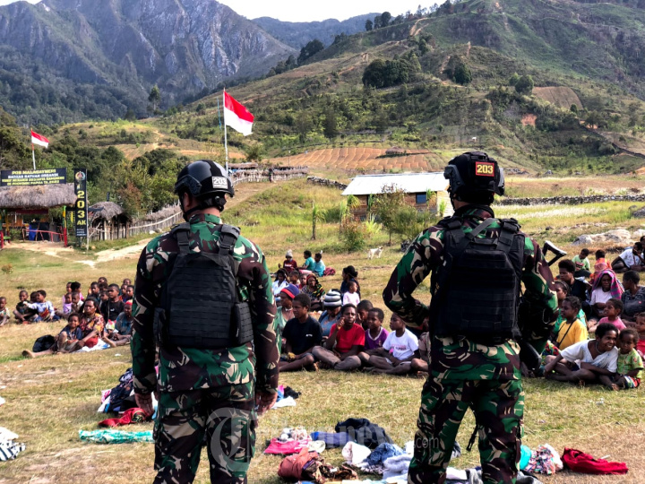 Satgas Yonif Mekanis 203/AK Membagikan Baju Layak Pakai