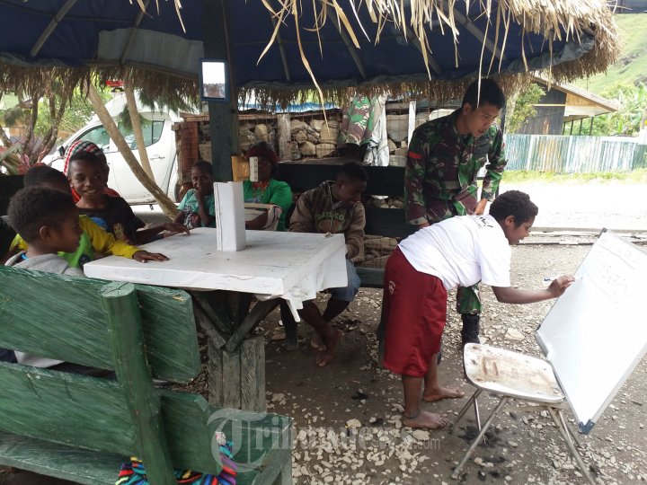 Satgas Yonif Raider 509/Kostrad Membantu Menjadi Guru di Papua