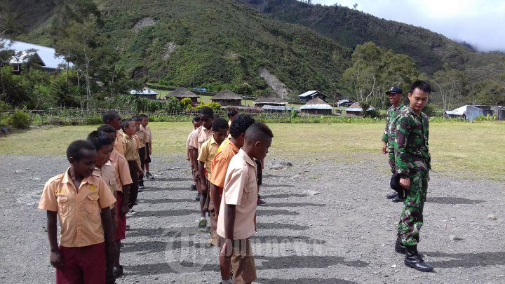 Satgas Yonif Raider 509/Kostrad Membantu Menjadi Guru di Papua