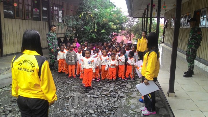 Satgas Yonif Raider 509/Kostrad Membantu Menjadi Guru di Papua