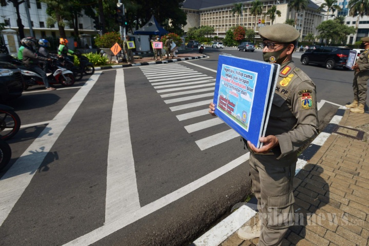 Satpol PP Kampanye Bahaya Covid-19