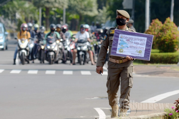 Satpol PP Kampanye Bahaya Covid-19