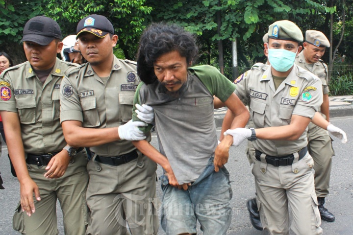 Satpol PP Malang Razia Orang Gila