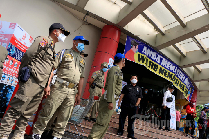 Satpol PP Semarang Segel Swalayan hingga Sunan Kuning