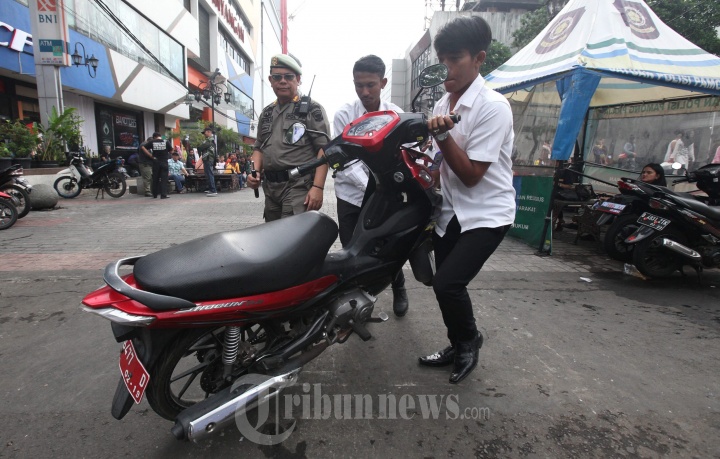 Satpol PP Tertibkan Parkir Motor Liar di Bandung
