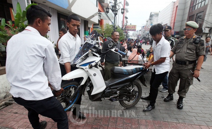 Satpol PP Tertibkan Parkir Motor Liar di Bandung