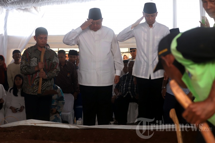 SBY Makamkan Jenazah Ibundanya