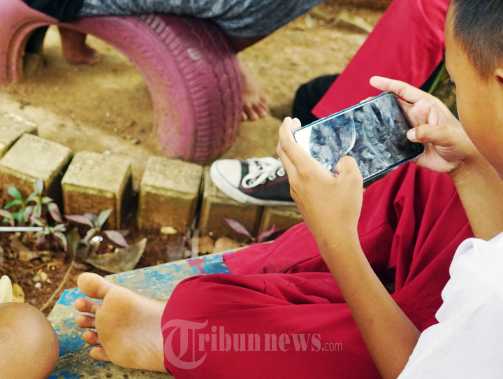 Sejumlah Anak Sedang Bermain Gawai