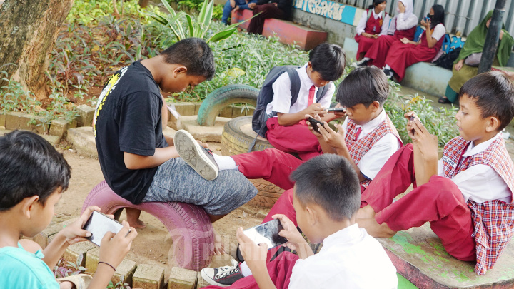 Sejumlah Anak Sedang Bermain Gawai