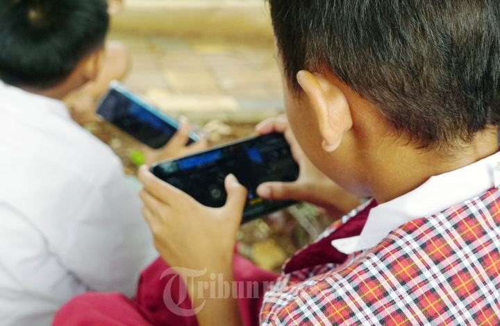 Sejumlah Anak Sedang Bermain Gawai