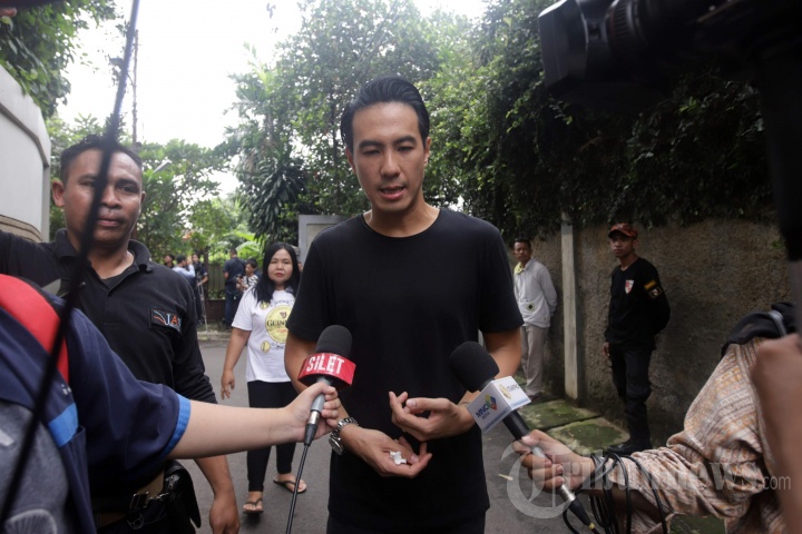 Sejumlah Artis Melayat ke Rumah Duka Ashraf Sinclair