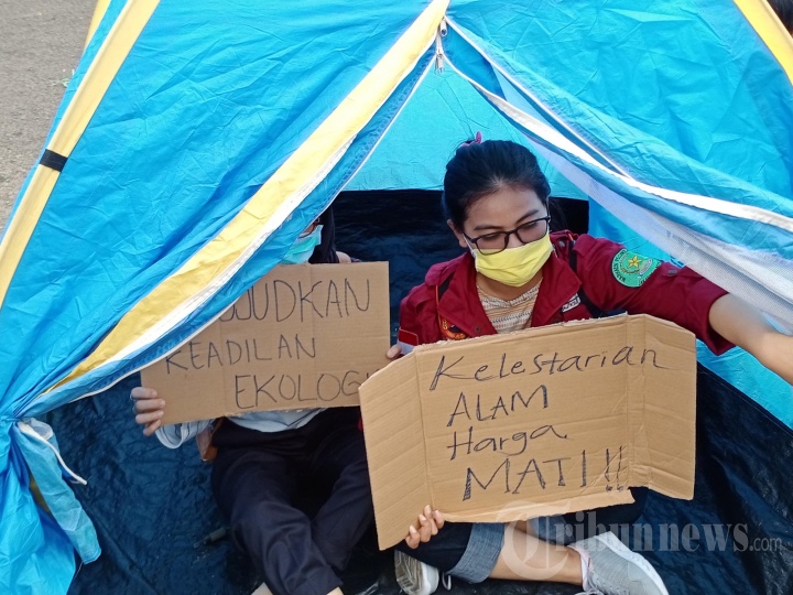 Sejumlah Pencinta Alam Turun Gunung Dirikan Tenda di DPR RI