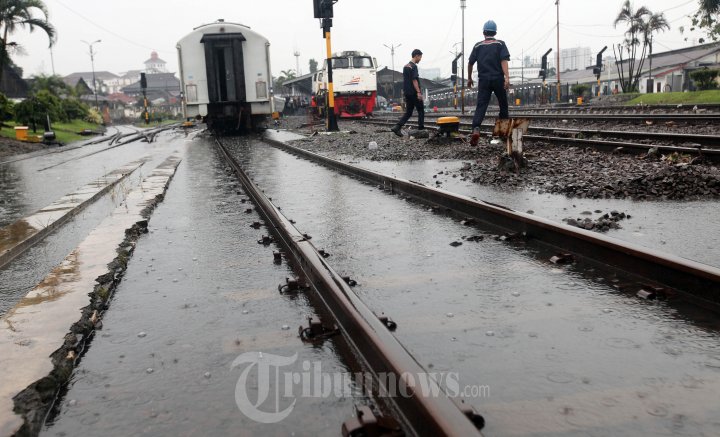 Sejumlah Rel KA Bandung Terendam