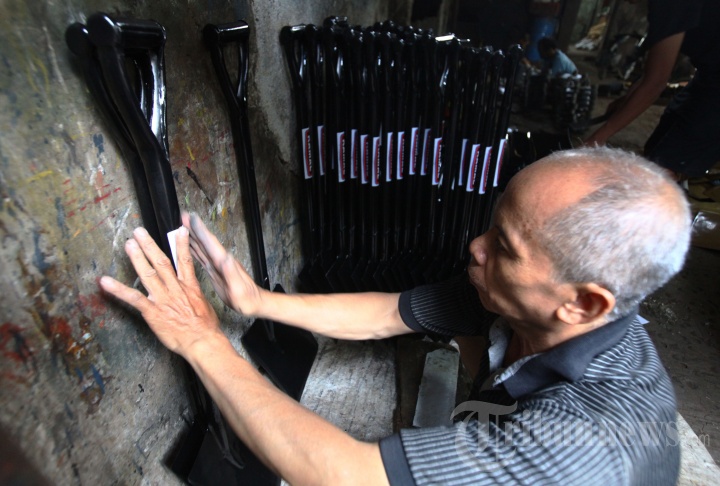 Sekop Tanah dan Pasir Terbuat Dari Drum Bekas