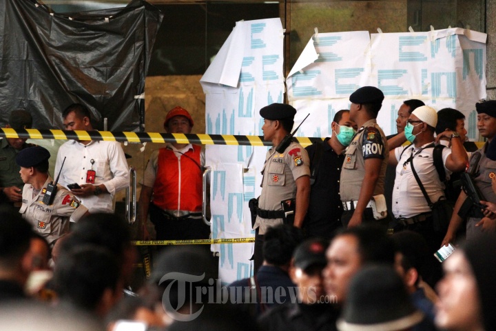 Selasar Dalam Gedung Bursa Efek Runtuh