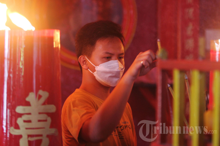 Sembahyang Imlek di Vihara Dharma Bhakti