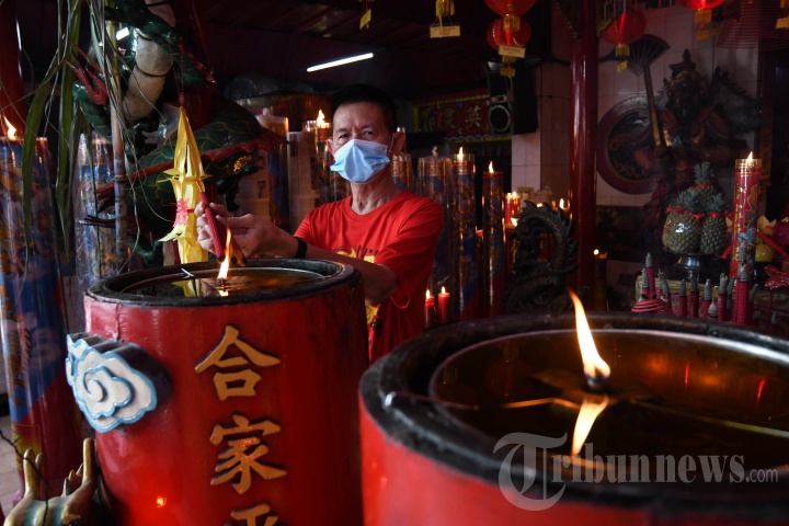 Sembahyang Imlek Digelar Sederhana di Klenteng Hong San Ko Tee