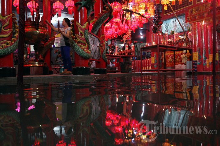 Sembahyang Imlek Ditengah Genangan Banjir