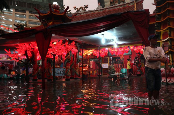 Sembahyang Imlek Ditengah Genangan Banjir
